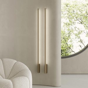 La lampada Hilow Line è stata ideata da Matteo Thun per il brand Panzeri. Disponibile sia come applique da parete che come piantana da terra, Hilow Line si distingue per la sua versatilità e per il suo design pulito e lineare.