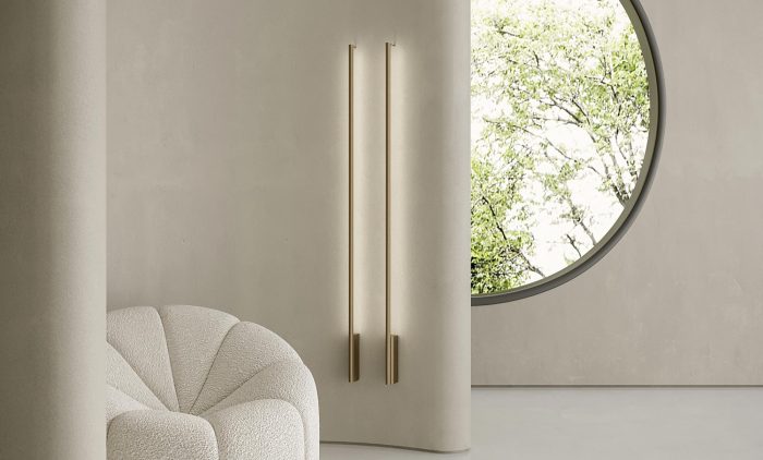 La lampada Hilow Line è stata ideata da Matteo Thun per il brand Panzeri. Disponibile sia come applique da parete che come piantana da terra, Hilow Line si distingue per la sua versatilità e per il suo design pulito e lineare.