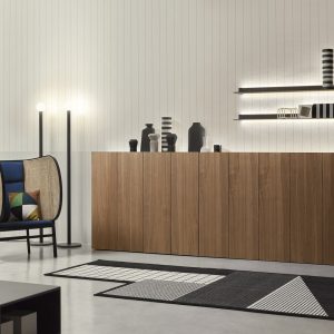 La consolle Anima Liquida di Antonio Lupi è caratterizzata da un design elegante e contemporaneo e si distingue per la sua superficie in legno, disponibile in diverse essenze o laccata, che si sovrappone alla parete in un gioco armonioso di forme e volumi. Con un fronte continuo e raffinato, interrotto solo da tagli verticali che ne evidenziano la modularità, Anima Liquida offre non solo uno spazio di appoggio pratico ma anche una soluzione esteticamente accattivante per arricchire l'arredamento.