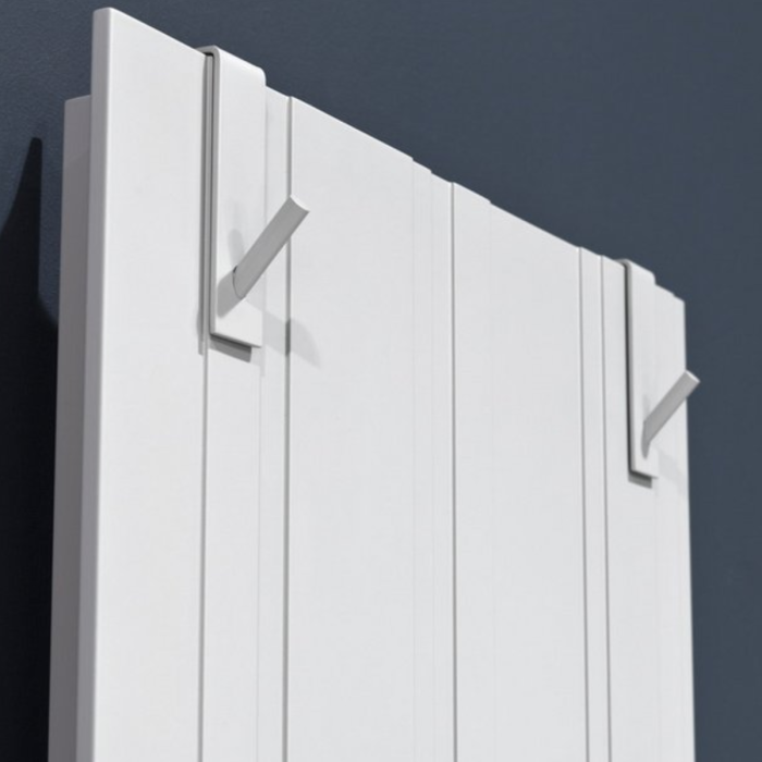 Elegante termoarredo bianco BIT di Antonio Lupi con appendini in acciaio nel contesto di design minimalista.