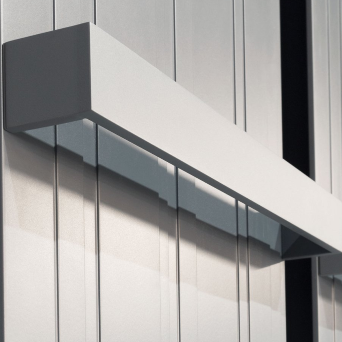 Dettaglio del Scaldasalviette Bitbarra di Antonio Lupi, design moderno e minimalista in acciaio inox lucido su sfondo di parete chiaro