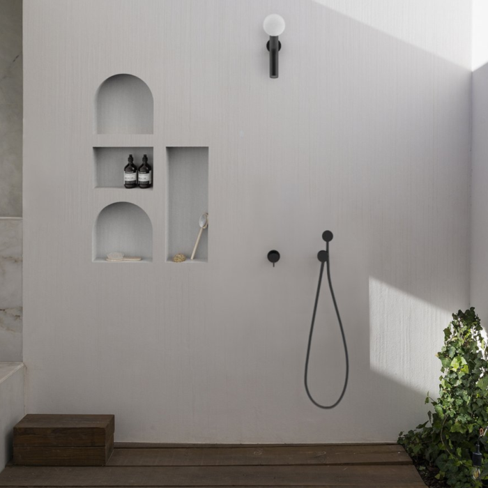 Minimalista angolo doccia con nicchie a muro Bag di Antonio Lupi, accessori bagno eleganti e rubinetteria moderna, in un ambiente di design con piastrelle in marmo