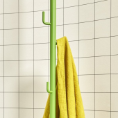 Vista ravvicinata dell'appendiabiti Cactus antoniolupi colore verde con asciugamano giallo