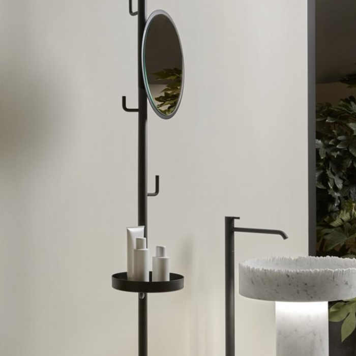 Dettaglio appendiabiti Cactus di antoniolupi con ripiano accessorio e set di prodotti per il bagno