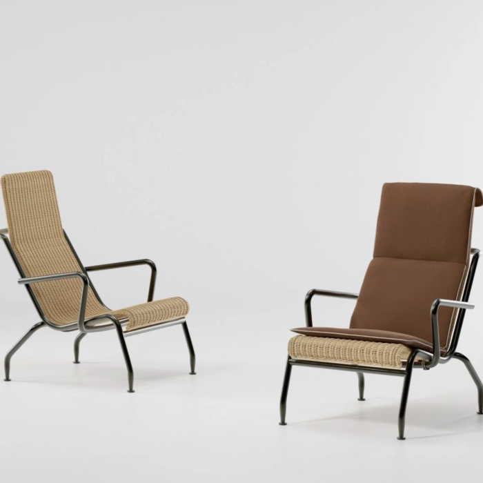Due varianti della poltrona lounge Salinas di Kettal, una con rivestimento in tessuto a trama beige e l'altra in pelle marrone, entrambe con una struttura in alluminio grigio, su sfondo neutro che mette in risalto il design minimalista e le linee pulite