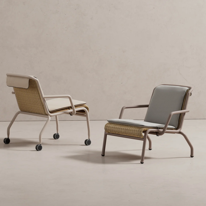 Due varianti della Poltrona Salinas di KETTAL mostrate in una composizione minimalista, enfatizzando il design ergonomico e le finiture di alta qualità su sfondo neutro."