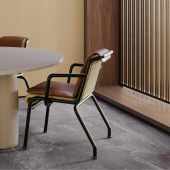 Sedia Salinas by Kettal in uno scenario di interior design moderno con pareti in legno e tavolo in pietra