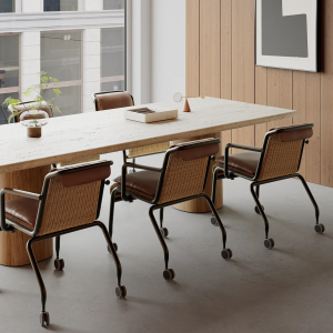 Sedia Salinas con ruote by Kettal in un ufficio contemporaneo con tavolo in marmo e dettagli in legno