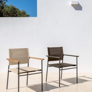 Sedia in  legno e tessuto da esterno della collezione Allure del brand Talenti