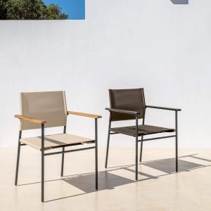 Sedia in legno e tessuto da esterno della collezione Allure del brand Talenti
