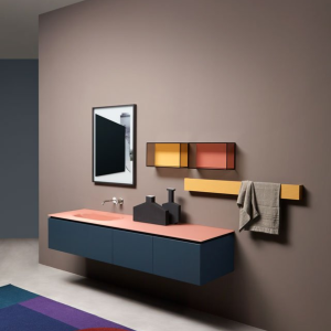 Arredamento bagno di lusso con termoarredo STECCA di Antonio Lupi, mobile bagno sospeso in colori contrastanti e specchio geometrico