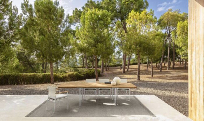 Tavolo da pranzo della collezione Allure del brand Talenti bianco e teak naturale