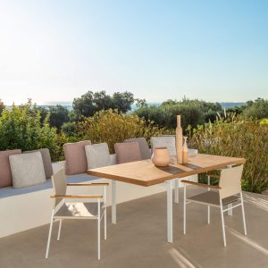 Tavolo da pranzo della collezione Allure del brand Talenti bianco e teak naturale