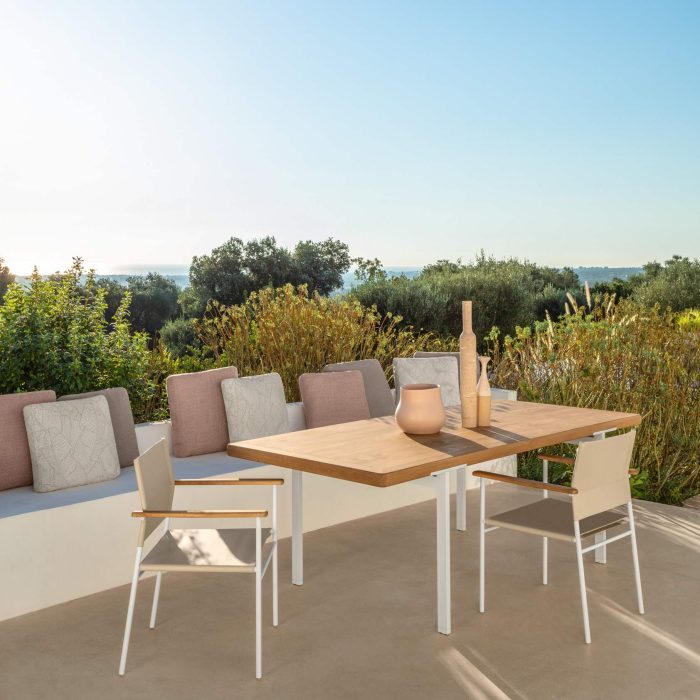 Tavolo da pranzo della collezione Allure del brand Talenti bianco e teak naturale