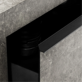 "Dettaglio della finitura in gres e telaio in alluminio nero della cucina da esterno CUCINA BASE di Kettal"