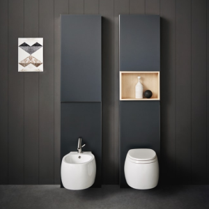 Sanitari Pear 2 di Agape in un bagno moderno con pareti scure e mobili bagno minimalisti - vista sospesa.