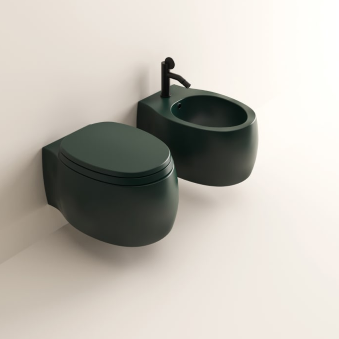 "Sanitari Pear 2 di Agape colorati in versione verde scuro, sospesi, in ambiente luminoso e minimalista - eleganza funzionale.