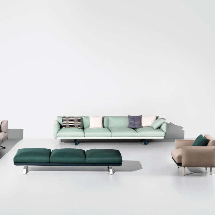 Poltrona CLUB Boma di Kettal in ambiente esterno moderno, design di Rodolfo Dordoni, con divano componibile abbinato della stessa collezione, esaltando lusso e comfort contemporaneo