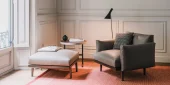Close-up della Poltrona CLUB Boma di Kettal in tessuto grigio, illuminata elegantemente in un salotto interno, accento di lusso per interni raffinati, da Rodolfo Dordoni design.