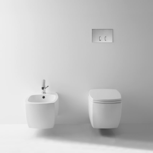 Esempio di eleganza minimalista con i sanitari sospesi 750 di Agape in bianco, installati su una parete immacolata.