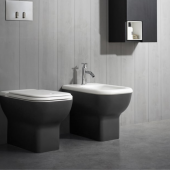 "Sanitari a terra Memory di Agape in ceramica bianca, in un bagno minimalista con dettagli cromati e accessori coordinati.