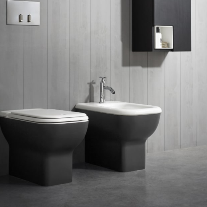"Sanitari a terra Memory di Agape in ceramica bianca, in un bagno minimalista con dettagli cromati e accessori coordinati.