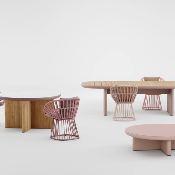 Gamma di Tavoli Cala di KETTAL, presentati in un ambiente di studio pulito, mettendo in mostra varie forme e dimensioni, con sedie coordinati in tonalità complementari